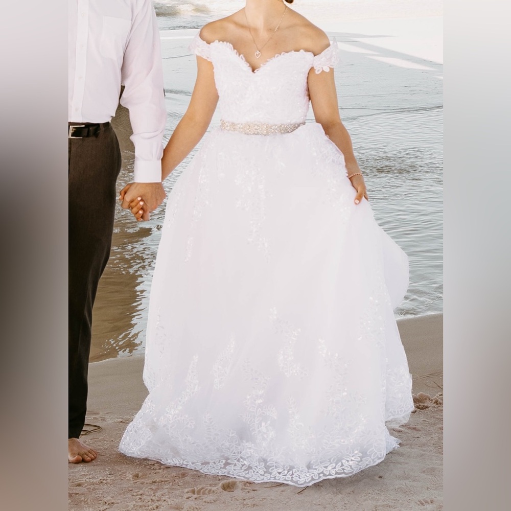 Elegant White Lace Wedding Dress